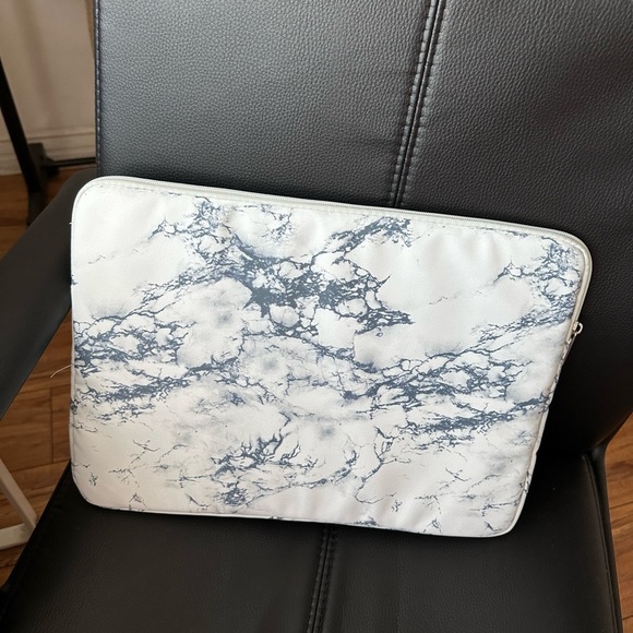 Marble-design computer case - Picture 3 of 3